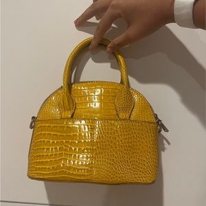Mustard purse with removable chain